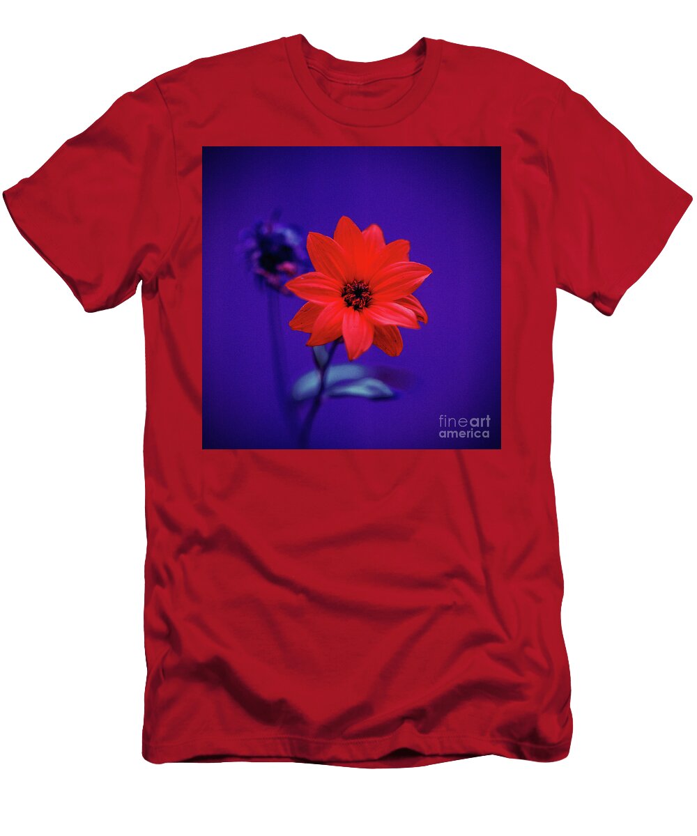 1 Red Flower Closeup Nature Art Nikolaos Dedidis T-Shirt