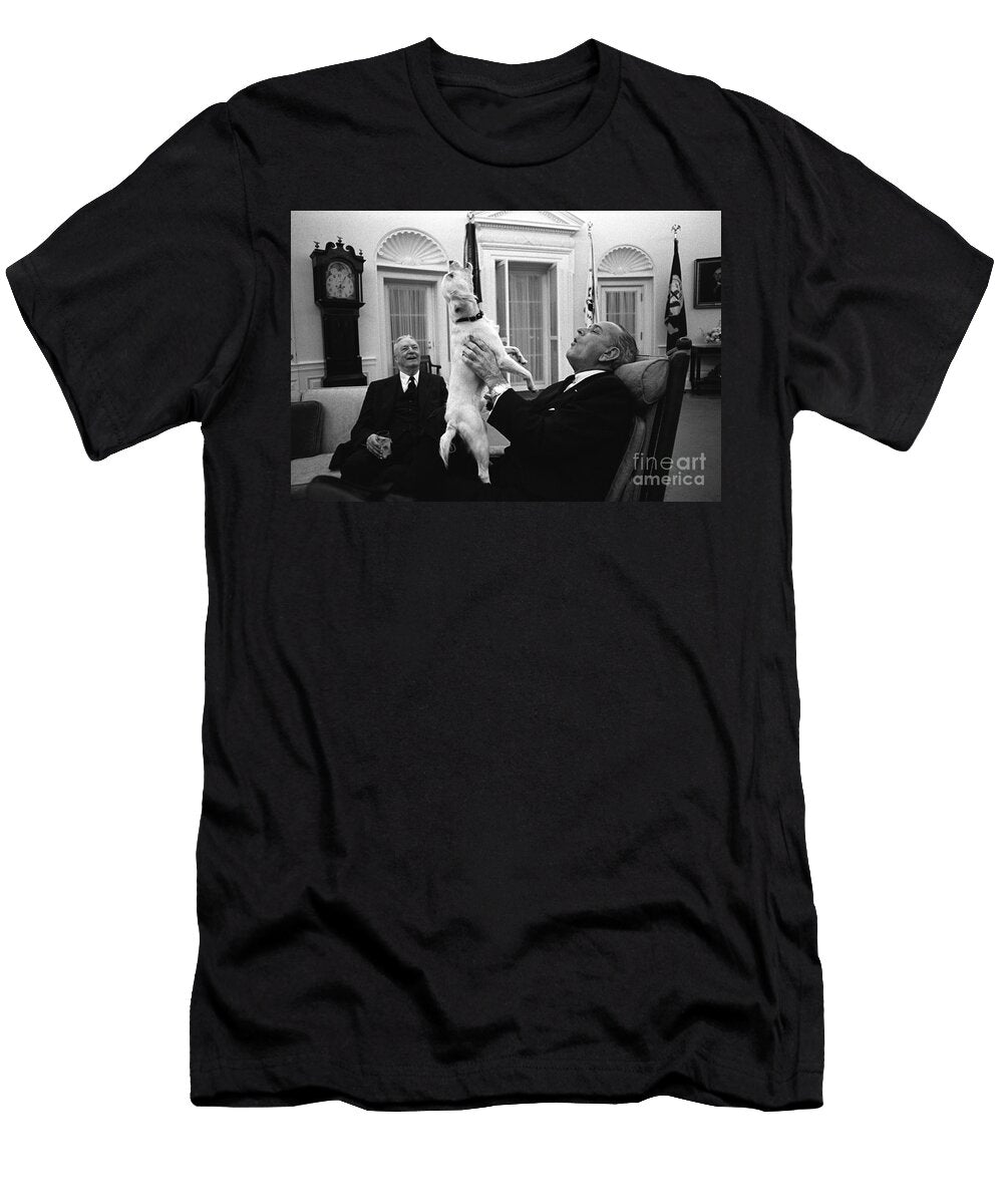 President Johnson Sings with Yuki 1968 Science Source T-Shirt