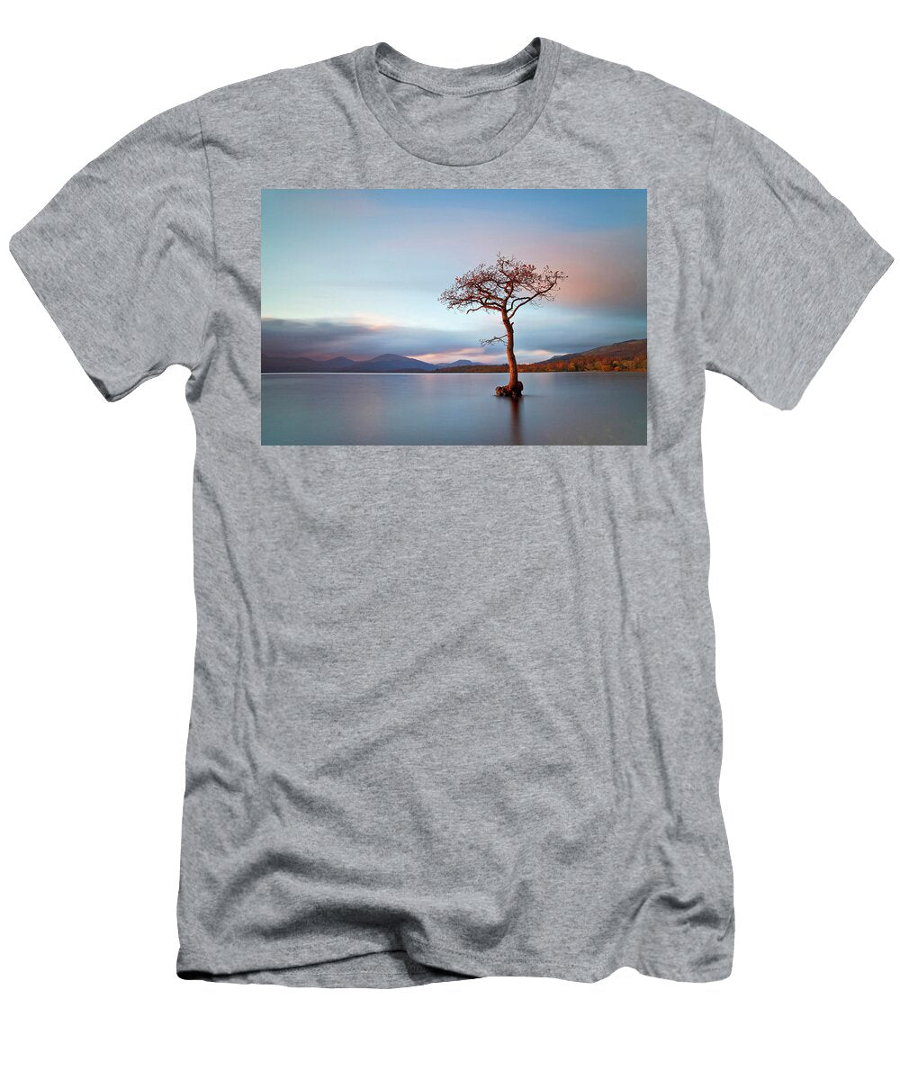 Single Tree in Lake Fortunato Gatto T-Shirt